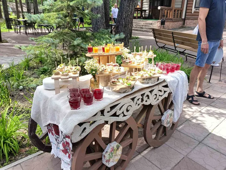 Фуршетная телега с закусками