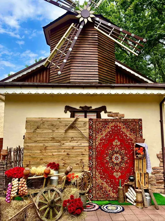 Двор с национальным декором